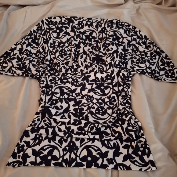 Rampage Women's Black and White Fitted Floral Ruched Blouse - Picture 5 of 5